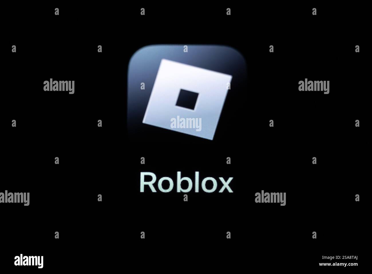 Rottweil, Deutschland. Januar 2025. Die App der Online-Gaming-Plattform Roblox ist auf dem Display eines iPhone zu sehen. Quelle: Silas Stein/dpa/Alamy Live News Stockfoto