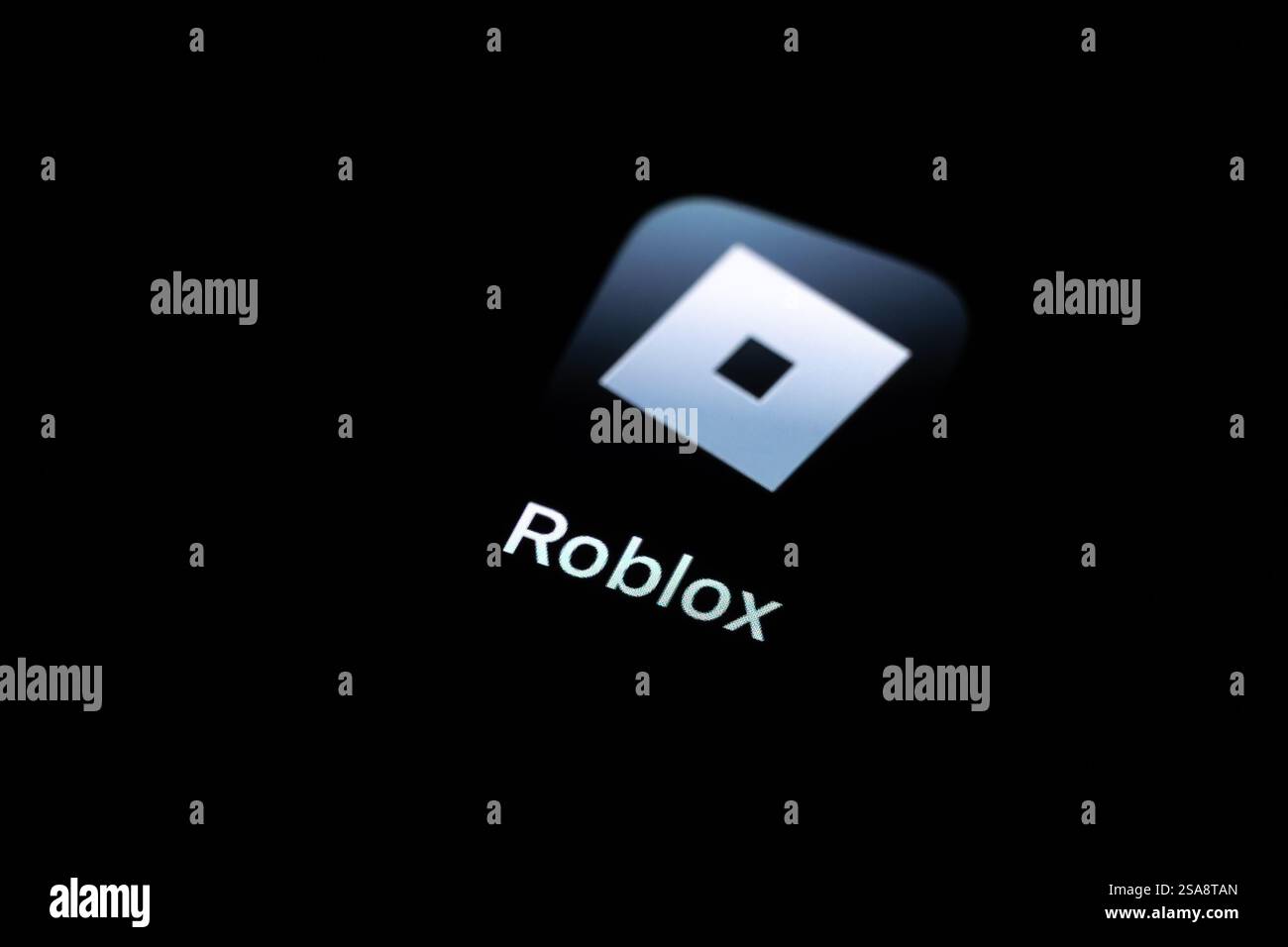 Rottweil, Deutschland. Januar 2025. Die App der Online-Gaming-Plattform Roblox ist auf dem Display eines iPhone zu sehen. Quelle: Silas Stein/dpa/Alamy Live News Stockfoto