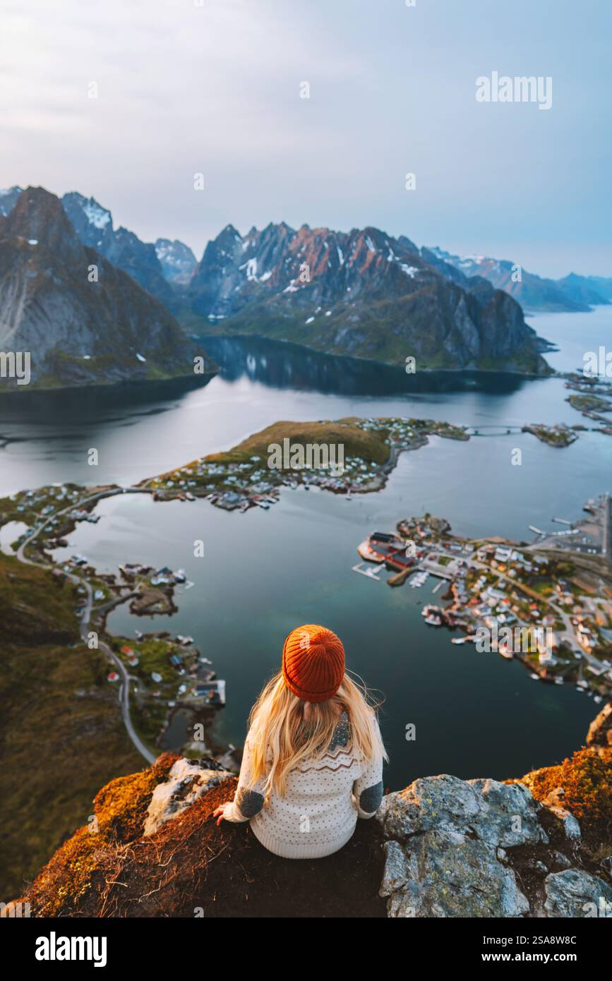 Frau Tourist reist in Norwegen Wandern Outdoor Mädchen genießt Luftsicht Lofoten Inseln, Sommerurlaub Alleinreisender chillen auf Reinebringen Mo Stockfoto