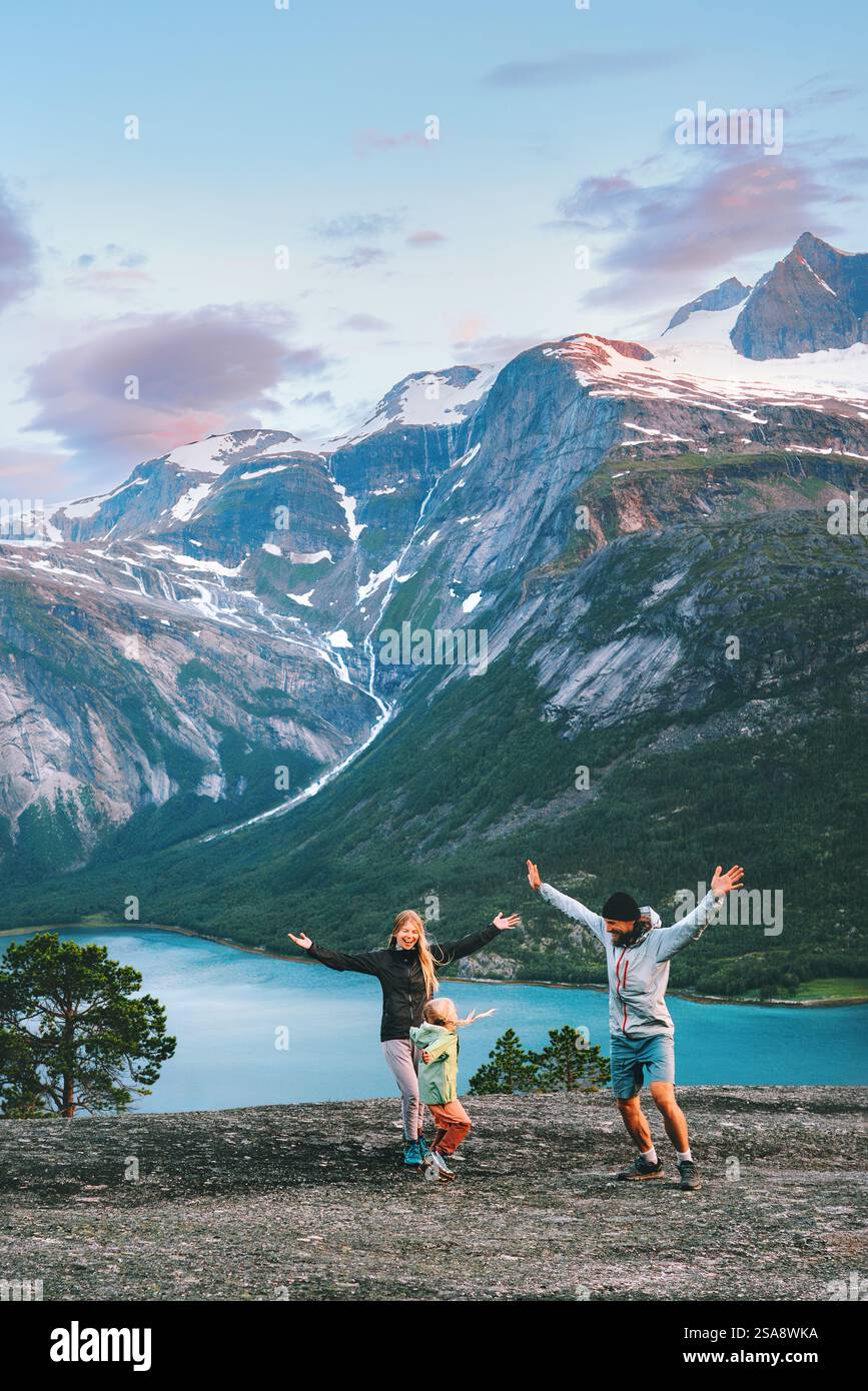 Familienreise Lebensstil - Eltern spielen mit Kind im Freien in Norwegen - Mutter, Vater und Kind Tochter im Sommerurlaub Wanderausflug in Norwegen Fjo Stockfoto