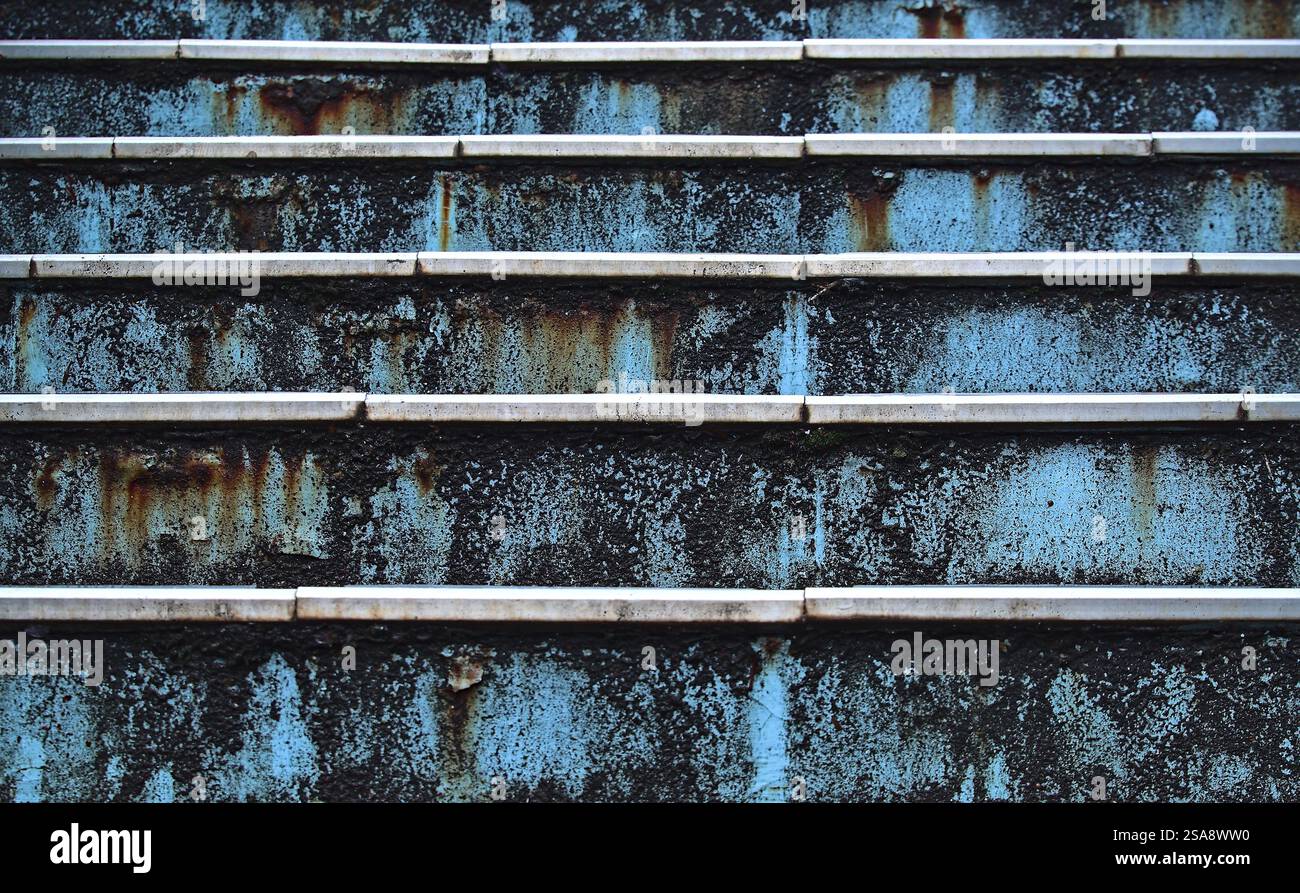 Nahaufnahme von Kopf auf einen Teil einer rostigen metallblau lackierten Außentreppe Stockfoto