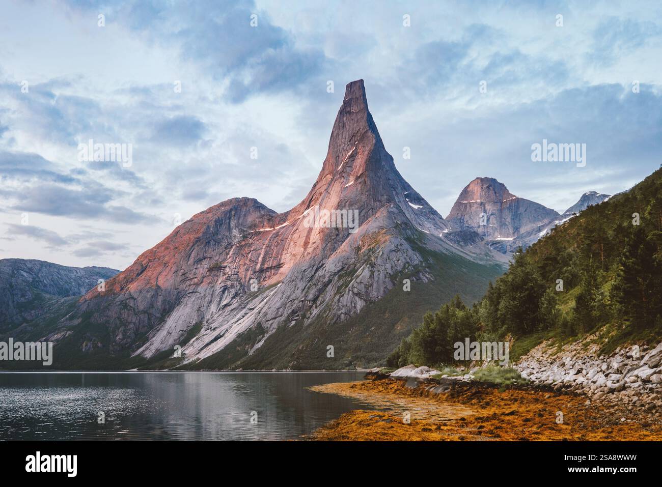 Stetind Berg in Norwegen Sonnenuntergangslandschaft skandinavische Natur felsige Gipfel- und Fjordlandschaft Reise schöne Reiseziele Landschaft Sommersaison Stockfoto