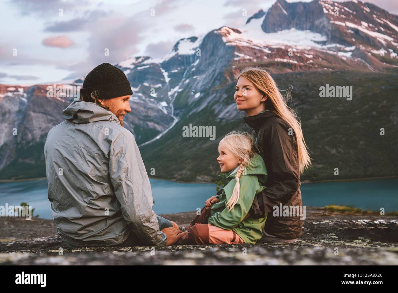 Familie Mutter, Vater und Kind reisen zusammen in Norwegen Sommerferien Abenteuer Camping Outdoor Wandern Reise gesunde Lebensweise Eltern mit KI Stockfoto