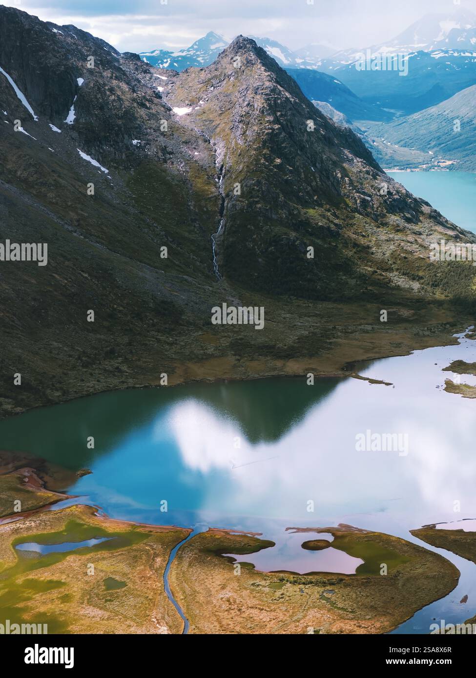 Norwegen aus der Vogelperspektive See- und Berglandschaft im Jotunheimen Park Sommersaison, Reise schöne Reiseziele Landschaft skandinavische Natur Stockfoto