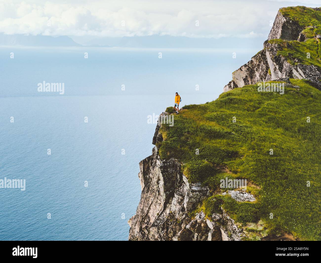 Mann Wandern in den Bergen stehend auf Klippe Reise allein in Norwegen, aktive gesunde Lebensstil Abenteuer Reise Sommerurlaub, Freiheitskonzept Stockfoto