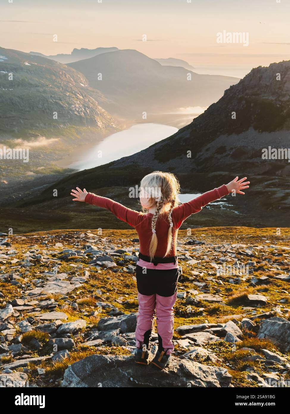 Kinderreisender Glückliche erhobene Hände reisen Familie Sommerurlaub in Norwegen Outdoor-Aktivität gesunde Lebensweise, 4 Jahre altes Kind in den Bergen Stockfoto