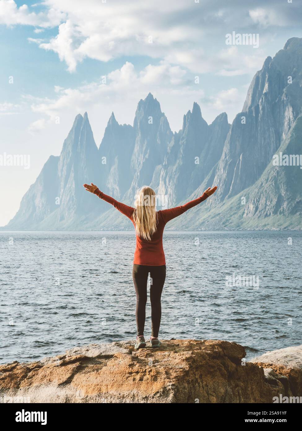 Frau Tourist genießt Landschaft in Norwegen Abenteuer Reise aktiv gesunde Lebensweise Outdoor Sommerurlaub in Senja Insel Tour Okshornan Gipfel tun Stockfoto