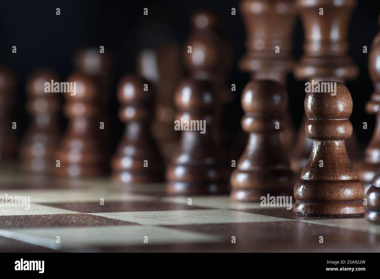 Die erste Reihe von schwarzem Schach Stockfoto
