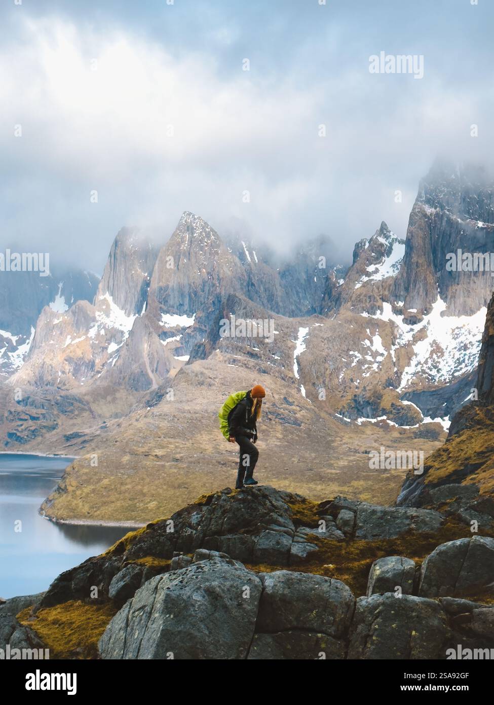 Reisende Frau Wandern in Norwegen Reise aktiv Urlaub in Lofoten Inseln Outdoor gesunde Lebensstil Abenteuer, Mädchen mit Rucksack Trekking in Nebel Stockfoto