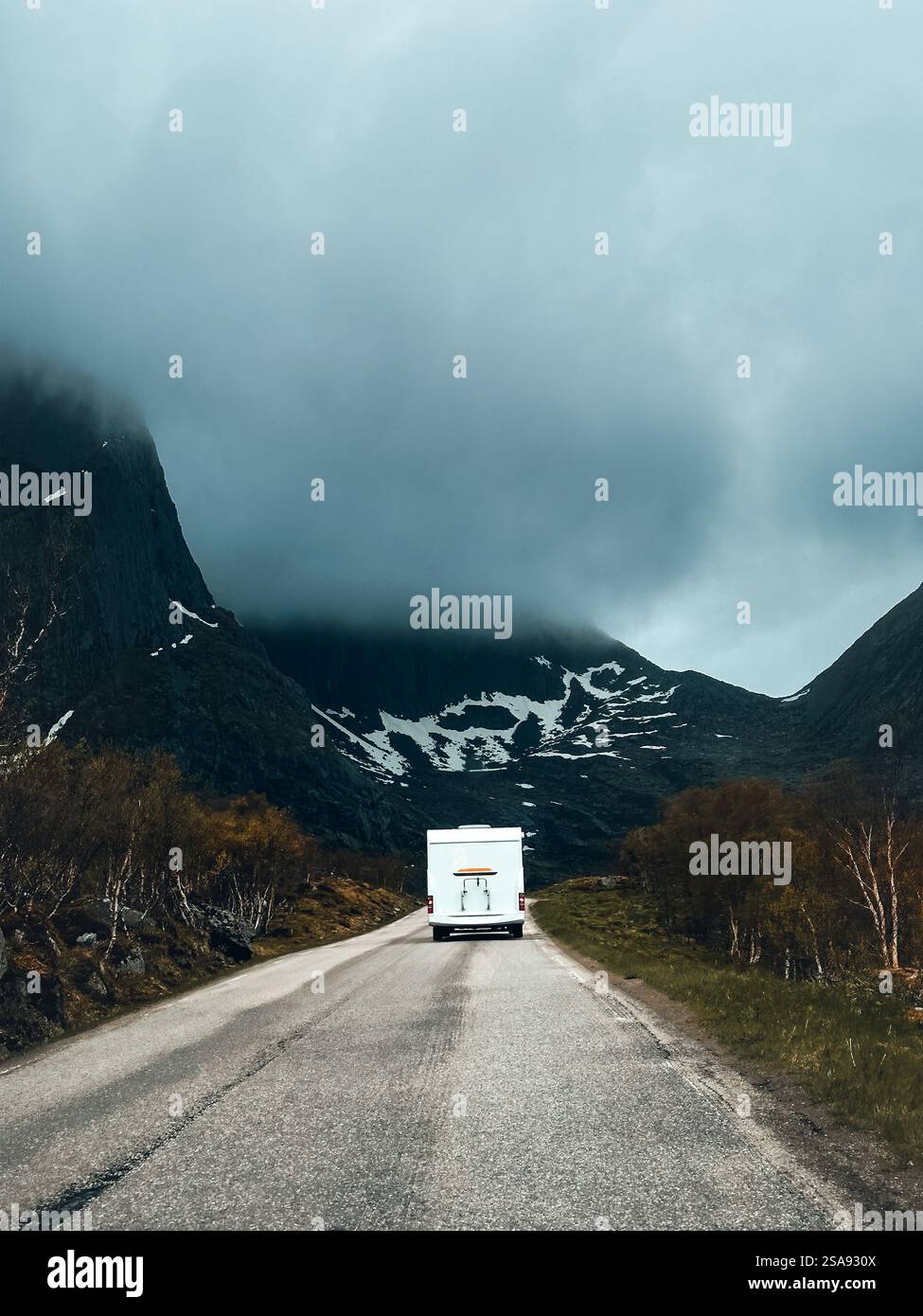 Wohnmobil auf der Straße Urlaub in Norwegen Reise Wohnmobil Wohnwagen Wochenendkarawanentourismus auf den Lofoten Inseln stimmungsvolle Natur Berge Landschaft Stockfoto