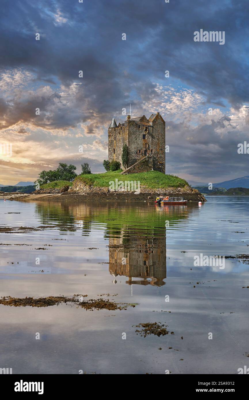 Der historische malerische traditionelle schottische Turm beherbergt Castle Stalker auf seiner felsigen Insel in einem Loch Linnhe, Argyl Scotland Stockfoto