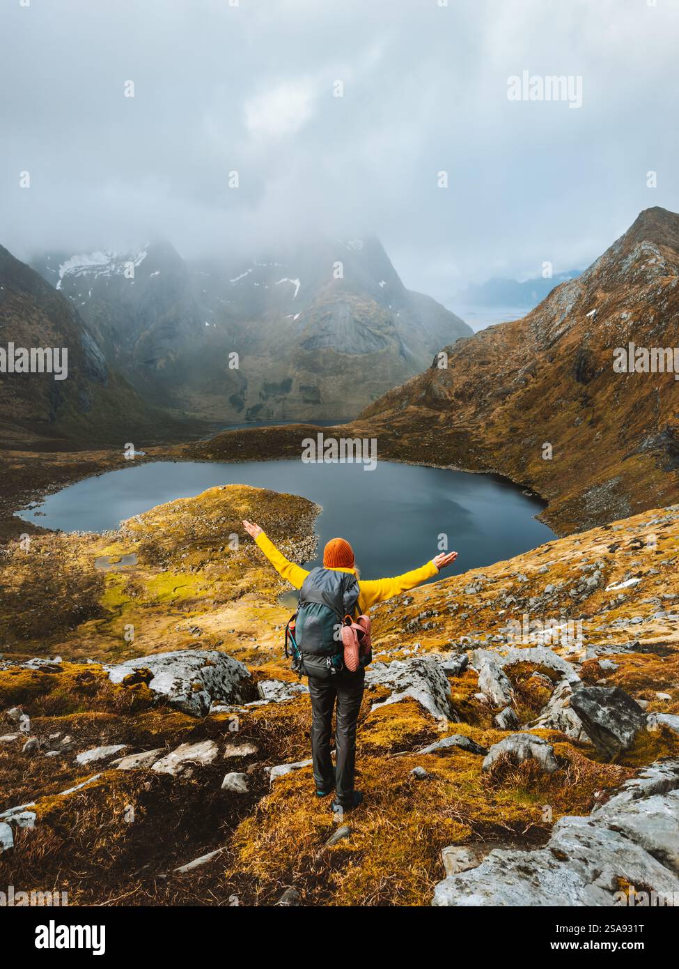 Reisende Frau Wandern mit Rucksack in Norwegen Reise in Lofoten Inseln gesunde Lebensweise im Freien aktive Herbst Urlaub Abenteuer, Mädchen glücklich erzogen Stockfoto