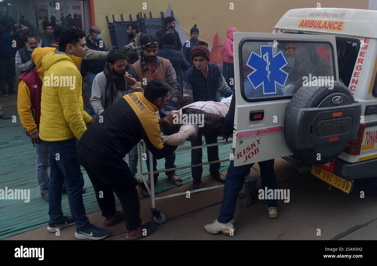 Prayagraj. Januar 2025. Der Verletzte wird nach einer Stampelei in Prayagraj im nördlichen indischen Bundesstaat Uttar Pradesh am 29. Januar 2025 in ein Krankenhaus überführt. Obwohl es keine offizielle Bestätigung gab, deuten lokale Medien darauf hin, dass mindestens 17 Menschen gestorben waren und mehr als 50 verletzt wurden bei der Stampelei, die sich im Prayagraj-Bezirk Uttar Pradesh während der 45-tägigen religiösen und spirituellen Versammlung namens 'Maha Kumbh' ereignete. Quelle: Str/Xinhua/Alamy Live News Stockfoto