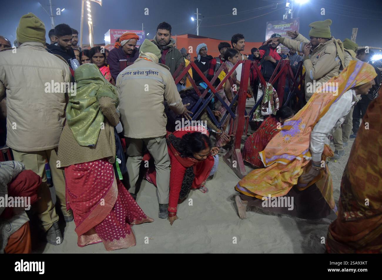 Prayagraj. Januar 2025. Polizeibeamte evakuieren die Menge nach einer Stampelei in Prayagraj im nördlichen indischen Bundesstaat Uttar Pradesh am 29. Januar 2025. Obwohl es keine offizielle Bestätigung gab, deuten lokale Medien darauf hin, dass mindestens 17 Menschen gestorben waren und mehr als 50 verletzt wurden bei der Stampelei, die sich im Prayagraj-Bezirk Uttar Pradesh während der 45-tägigen religiösen und spirituellen Versammlung namens 'Maha Kumbh' ereignete. Quelle: Str/Xinhua/Alamy Live News Stockfoto