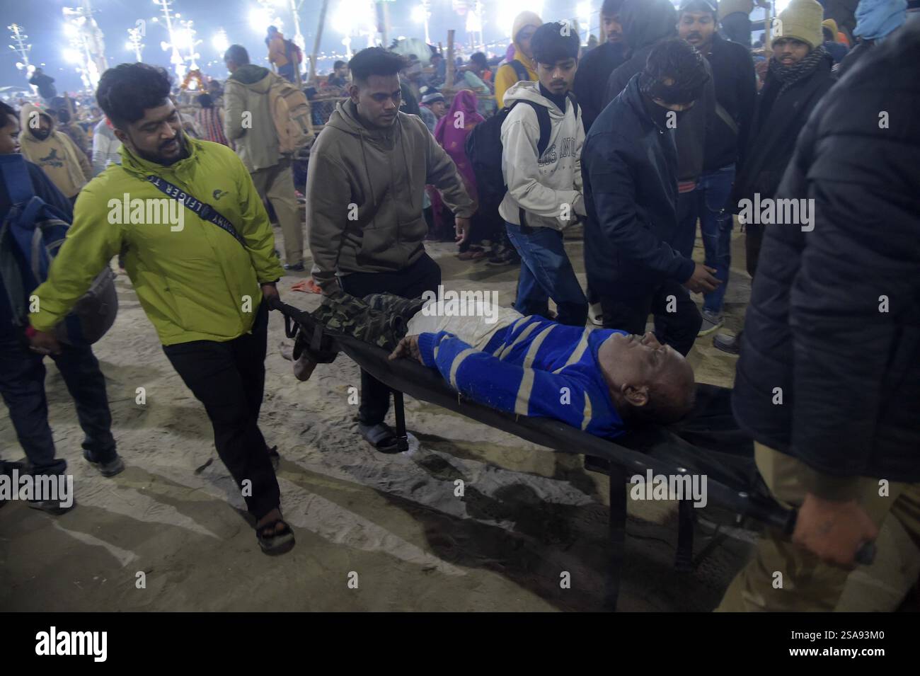 Prayagraj. Januar 2025. Menschen tragen ein Opfer auf einer Trage nach einer Stampelei in Prayagraj im nördlichen indischen Bundesstaat Uttar Pradesh am 29. Januar 2025. Obwohl es keine offizielle Bestätigung gab, deuten lokale Medien darauf hin, dass mindestens 17 Menschen gestorben waren und mehr als 50 verletzt wurden bei der Stampelei, die sich im Prayagraj-Bezirk Uttar Pradesh während der 45-tägigen religiösen und spirituellen Versammlung namens 'Maha Kumbh' ereignete. Quelle: Str/Xinhua/Alamy Live News Stockfoto