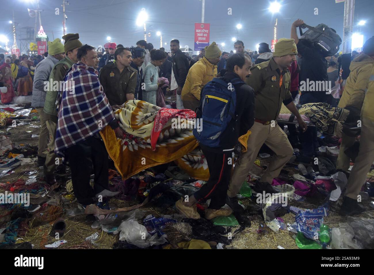 Prayagraj. Januar 2025. Menschen tragen ein Opfer auf einer Trage nach einer Stampelei in Prayagraj im nördlichen indischen Bundesstaat Uttar Pradesh am 29. Januar 2025. Obwohl es keine offizielle Bestätigung gab, deuten lokale Medien darauf hin, dass mindestens 17 Menschen gestorben waren und mehr als 50 verletzt wurden bei der Stampelei, die sich im Prayagraj-Bezirk Uttar Pradesh während der 45-tägigen religiösen und spirituellen Versammlung namens 'Maha Kumbh' ereignete. Quelle: Str/Xinhua/Alamy Live News Stockfoto