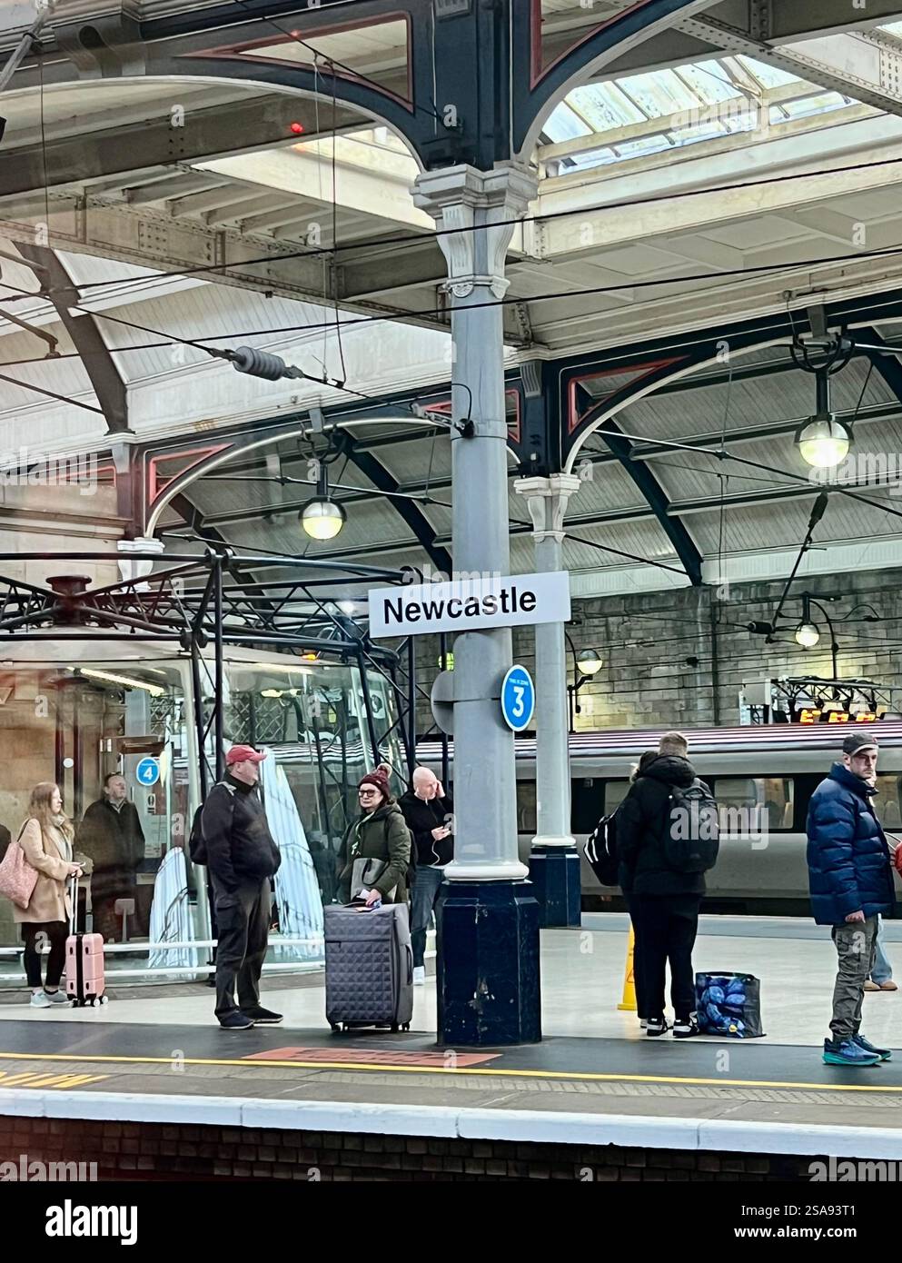 UK Railway Network, Passagiere warten auf einen Zug am Newcastle Central Station im Nordosten Englands - Smartphone-aufgenommenes Stockfoto