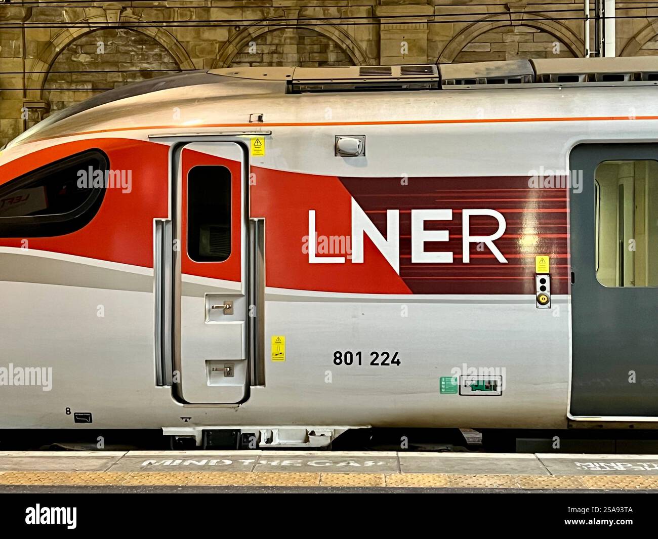 UK Railway Network – LNER Azuma Train - Smartphone-aufgenommenes Stockfoto