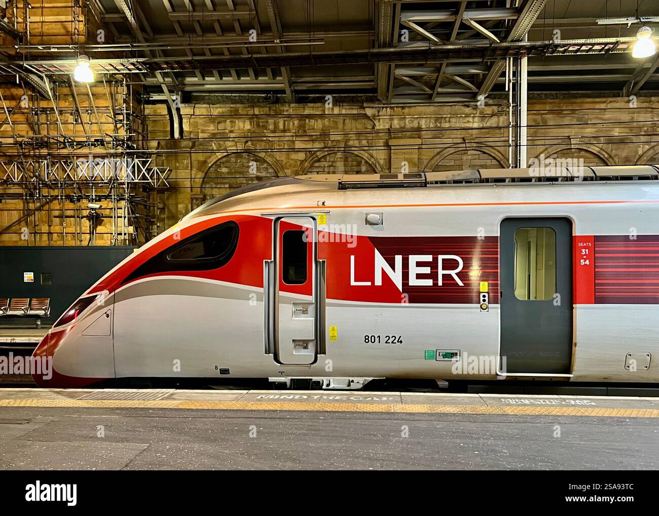 UK Railway Network – LNER Azuma Train - Smartphone-aufgenommenes Stockfoto