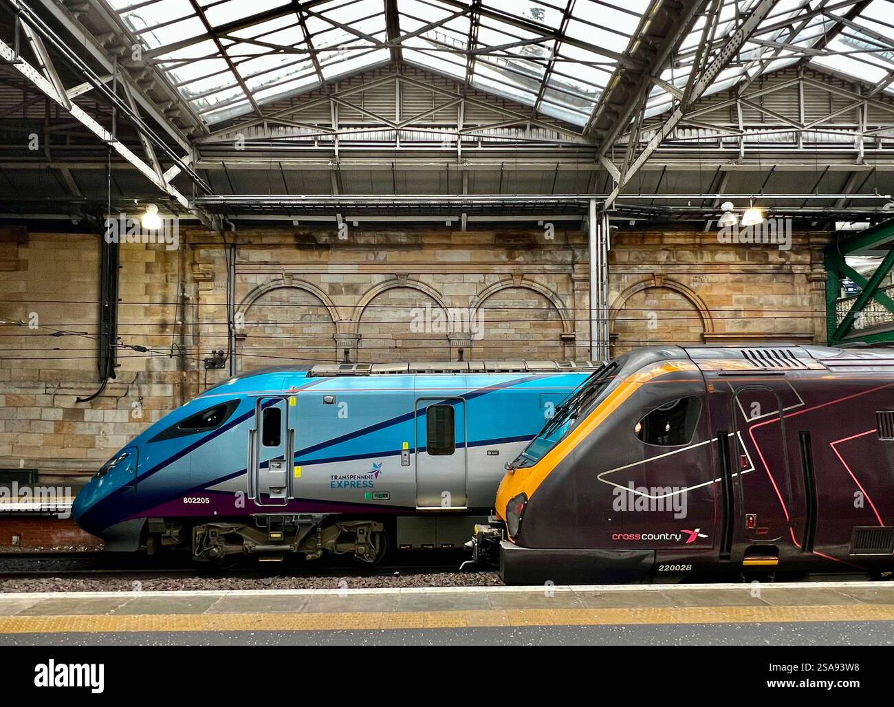 UK Railway Network – Cross Country- und Trans Pennine-Züge warten am Bahnhof Edinburgh Waverley, Schottland - Smartphone-aufgenommenes Stockfoto