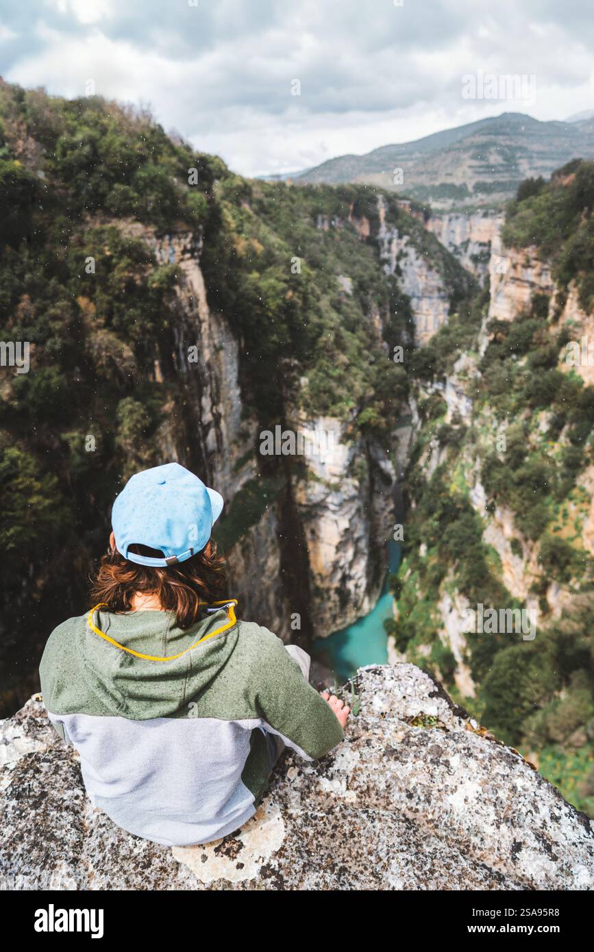 Mann auf Klippen Reisen in Albanien, Wandern allein in den Bergen gesunde Lebensweise aktive Sommerferien, Reisende genießen Osum Canyon Blick regnerische Weathe Stockfoto