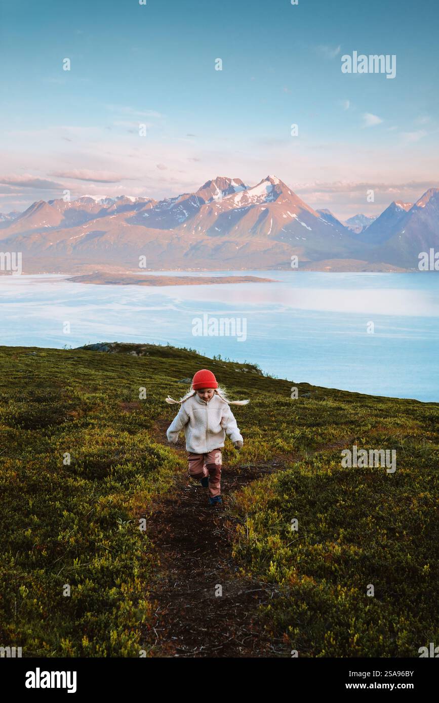 Kinder laufen in den Bergen in Norwegen Wandern Kinder Lifestyle Outdoor Aktivitäten Abenteuer Urlaub, Mädchen erkunden die skandinavische Natur Stockfoto