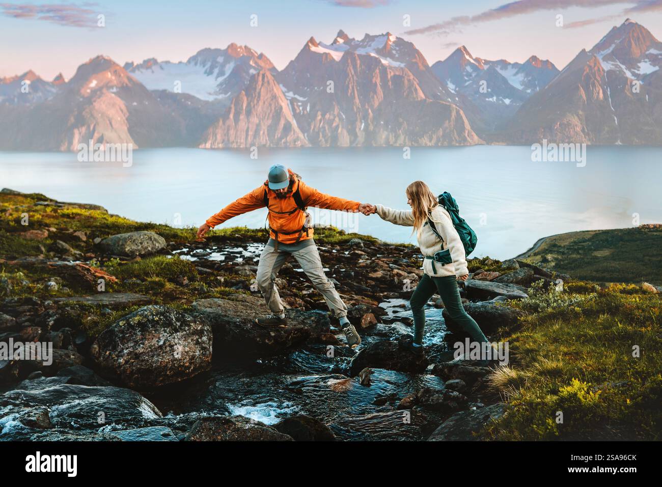 Paar Mann und Frau Wandern in Norwegen zusammen in den Bergen Familie gesunde Lebensweise Outdoor Aktivurlaub extremen Abenteuer Reise, Freunde Trekking Stockfoto