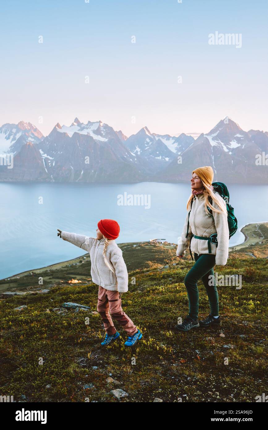 Mutter und Kind Reise Wandern in den Bergen Norwegens Familie Abenteuer Reise in die wilde Natur, gesunde Lebensstil Aktivität Urlaub im Freien, Frau und Stockfoto
