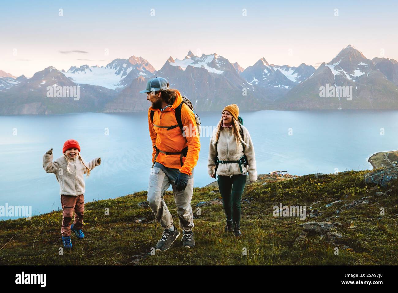 Familienreisende, die zusammen wandern - Mutter, Vater und Kind auf aktiven Urlaub in den Bergen Norwegens, Eltern und Kind haben Spaß im Freien, gesund l Stockfoto
