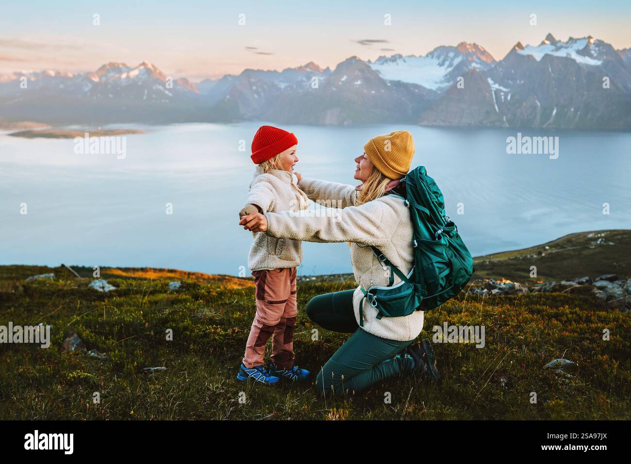 Kind spielt mit Mutter Familie Wanderung in den Bergen Outdoor-Aktivität, reisen zusammen in Norwegen gesunde Lebensstil Urlaub, Frau mit Kind erkunden L Stockfoto