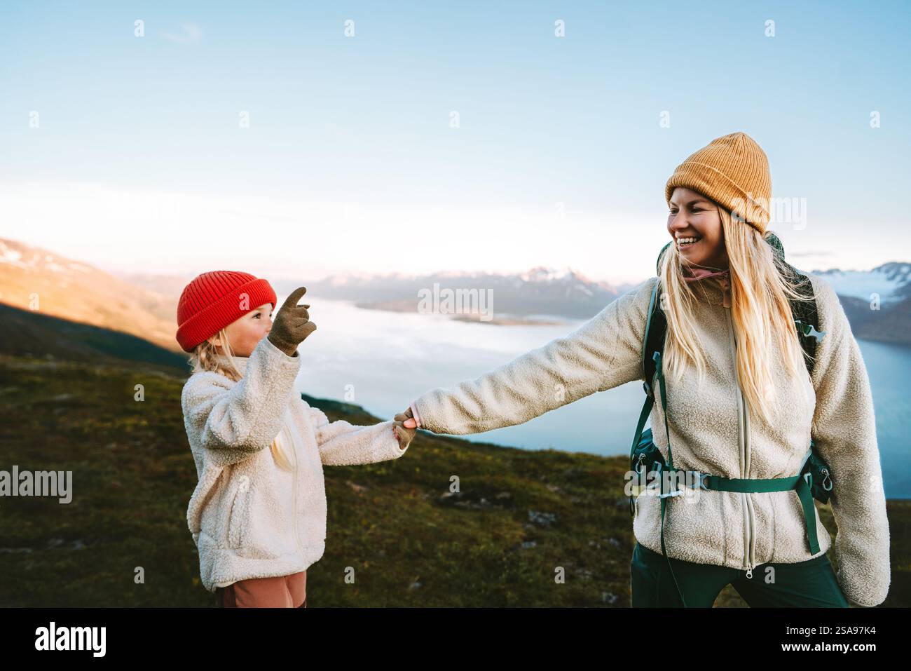 Familie Mutter und Kind Hände halten Wandern Outdoor Reisen zusammen in Norwegen, gesunde Lebensweise Outdoor aktiv Tourismus Urlaub, Frau Eltern Ex Stockfoto