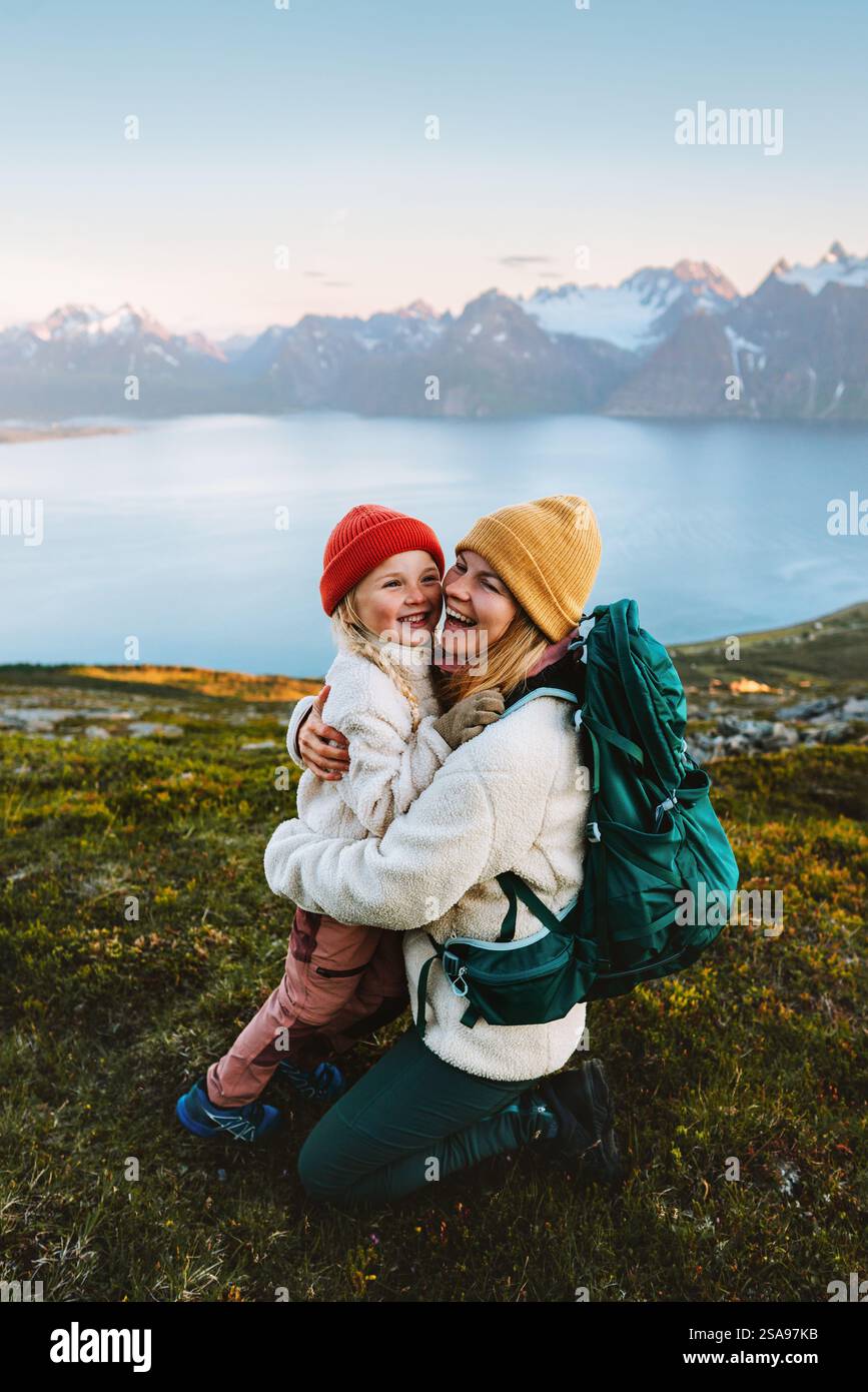 Mutter Umarmung Kind Reisen in Norwegen Familienurlaub Wandern in den Bergen Aktivität zusammen, gesunde Lebensstil Outdoor Frau Spaß mit Kind l Stockfoto