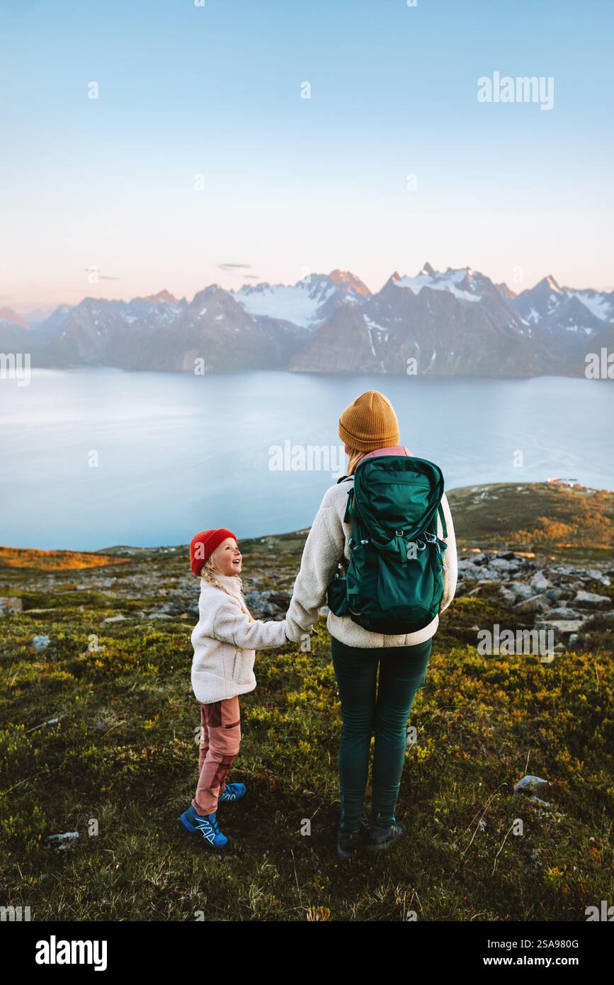 Familienurlaub in Norwegen - Mutter Wandern mit Kind in den Bergen Reise gesunden Lebensstil im Freien, Frau mit Rucksack und Kind Tochter genießt Lyn Stockfoto