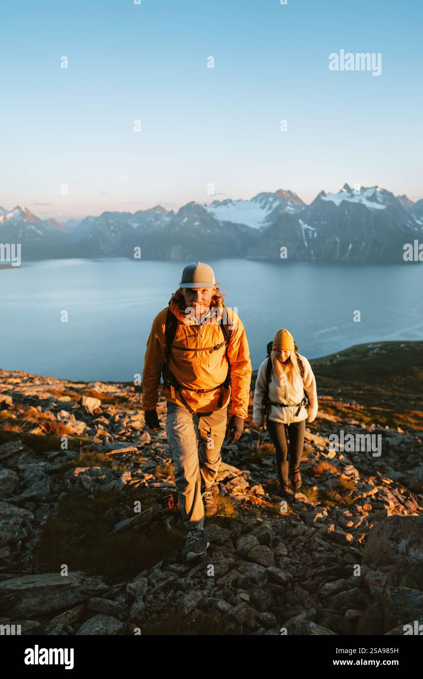 Bergaktivitäten - Mann und Frau Wandern in Norwegen Abenteuer gesunder Lebensstil Urlaub im Freien aktive Menschen Familienabenteuer Tour, Freunde klettern Stockfoto