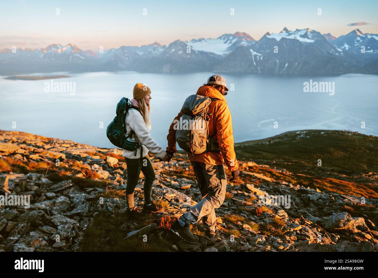 Romantisches Paar Mann und Frau klettern gemeinsam Berge aktive Familienabenteuerurlaub - Freunde Wandern mit Rucksäcken in Norwegen gesundes lifestyl Stockfoto