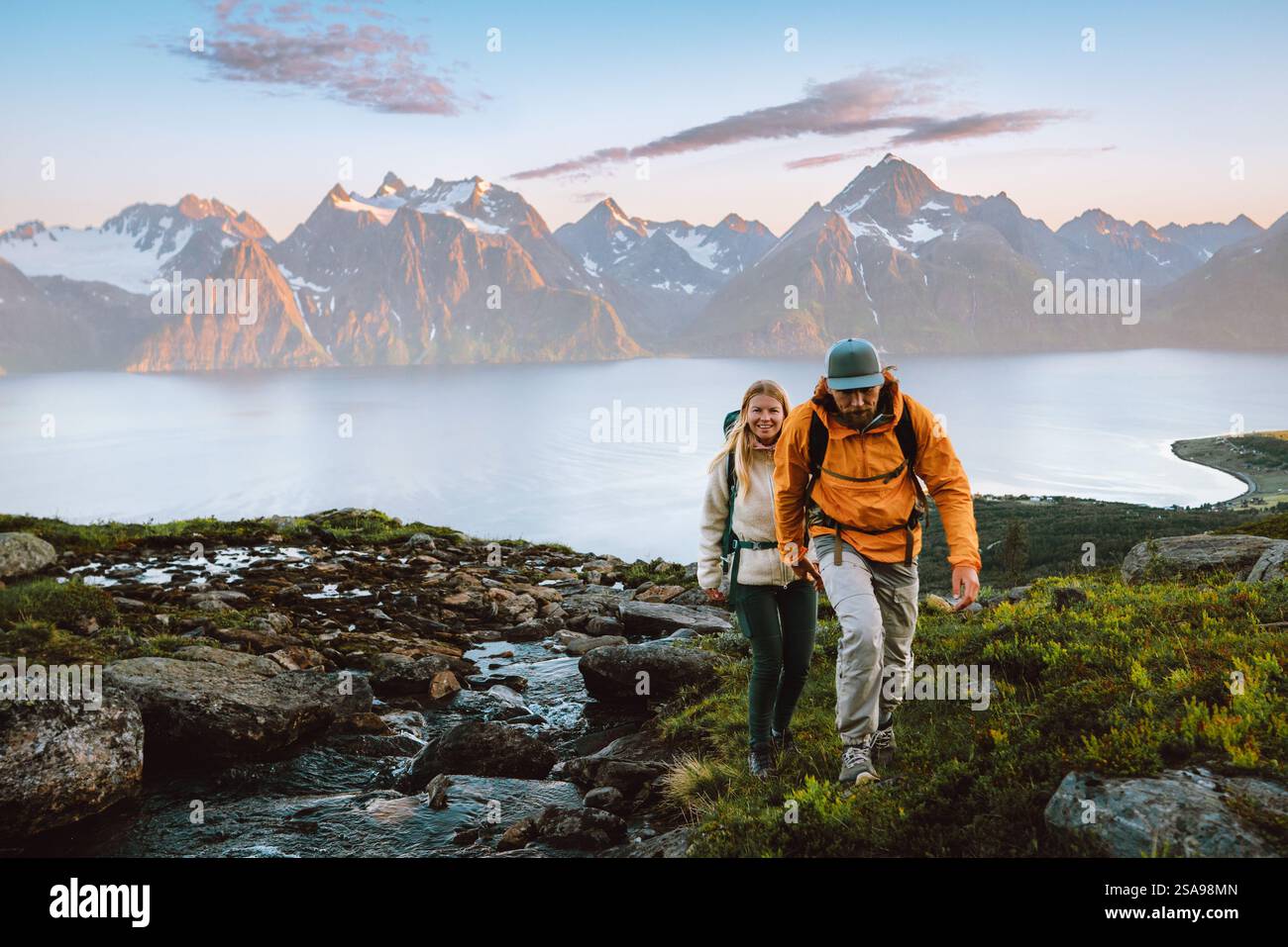 Paare Wandern zusammen Mann und Frau klettern Berge Erkunden Norwegen gesunde Lebensweise Outdoor aktiv Familienurlaub Abenteuer Extreme Tour, freitag Stockfoto