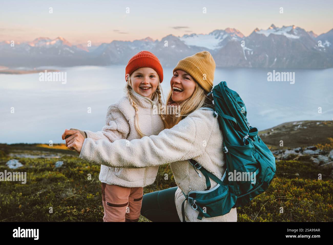 Mutter und Kind Tochter lachen Spaß im Freien Familie Wandern zusammen Reise Lifestyle aktive Ferien, Frau mit Rucksack spielt mit Kind i Stockfoto