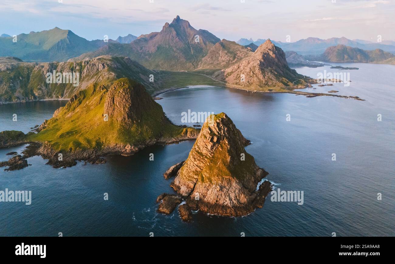 Nordnorwegen aus der Vogelperspektive Vesteralen Inseln Landschaft Meer und Felsen Berge reisen wunderschöne Reiseziele Landschaft skandinavische Natur Sommermeere Stockfoto