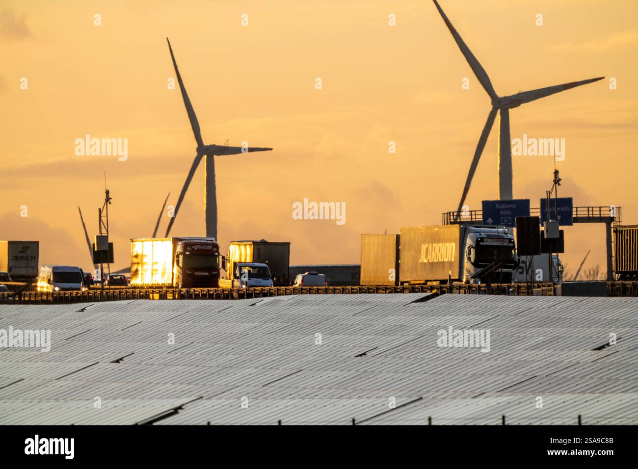 20 MWp Photovoltaikanlage von RWE mit über 36.600 Solarmodulen in einem 200 Meter langen Streifen, über 1 km lang, entlang der nahe gelegenen Autobahn A44 Stockfoto