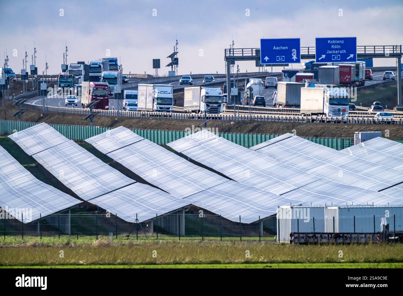 20 MWp Photovoltaikanlage von RWE mit über 36.600 Solarmodulen in einem 200 Meter langen Streifen, über 1 km lang, entlang der nahe gelegenen Autobahn A44 Stockfoto