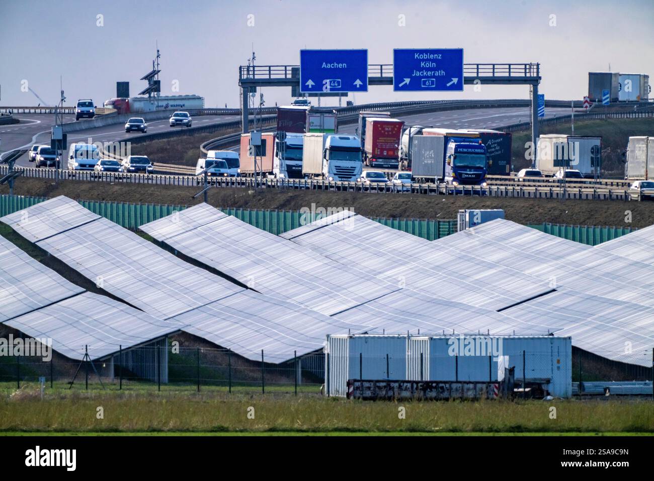 20 MWp Photovoltaikanlage von RWE mit über 36.600 Solarmodulen in einem 200 Meter langen Streifen, über 1 km lang, entlang der nahe gelegenen Autobahn A44 Stockfoto