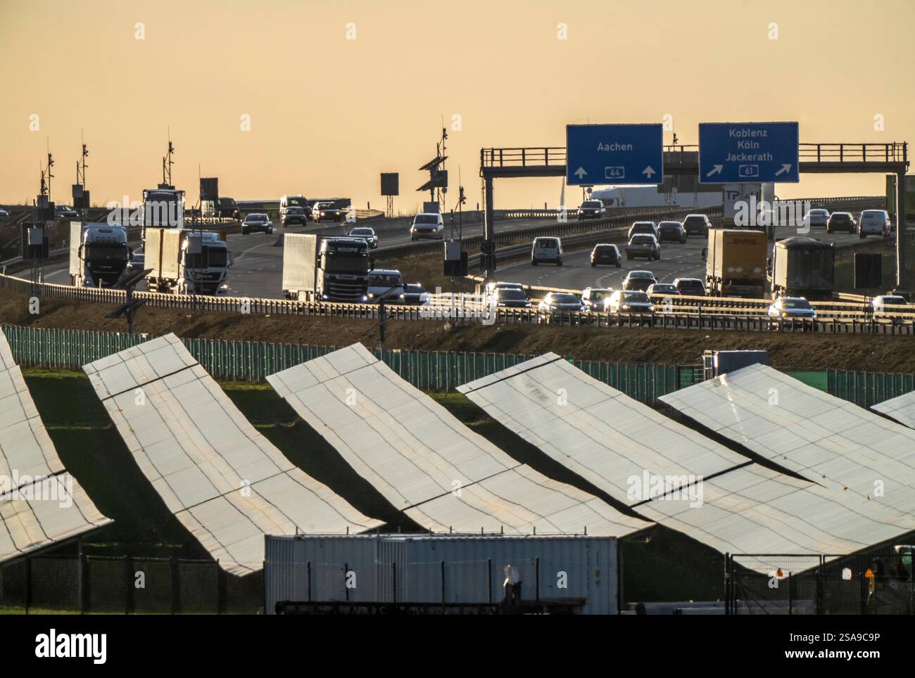20 MWp Photovoltaikanlage von RWE mit über 36.600 Solarmodulen in einem 200 Meter langen Streifen, über 1 km lang, entlang der nahe gelegenen Autobahn A44 Stockfoto