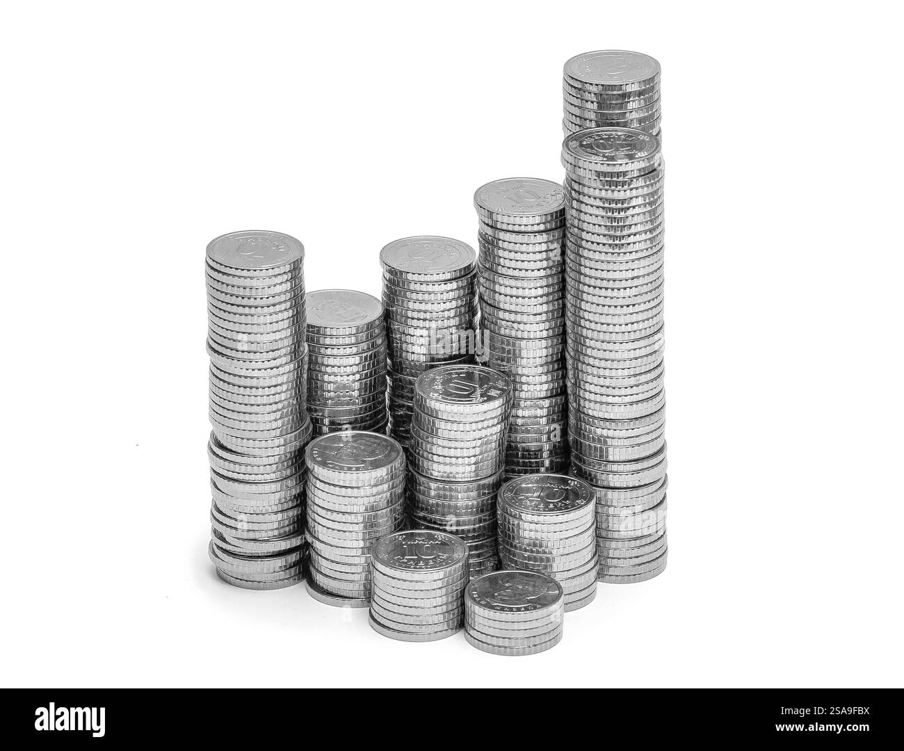 Säulen mit Silbermünzen. Isoliert auf weiß. Vorstellung von Entwicklungs- und Wachstumsgeschäften und -Finanzen Stockfoto