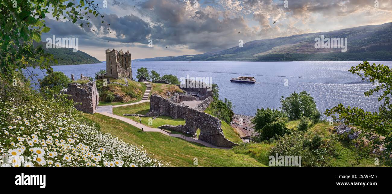 Malerische Ruinen der Urquhart Castle Ruinen aus dem 13. Jahrhundert, Loch Ness, Schottland. Die Burg, auf einer Landzunge mit Blick auf Loch Ness, Stockfoto