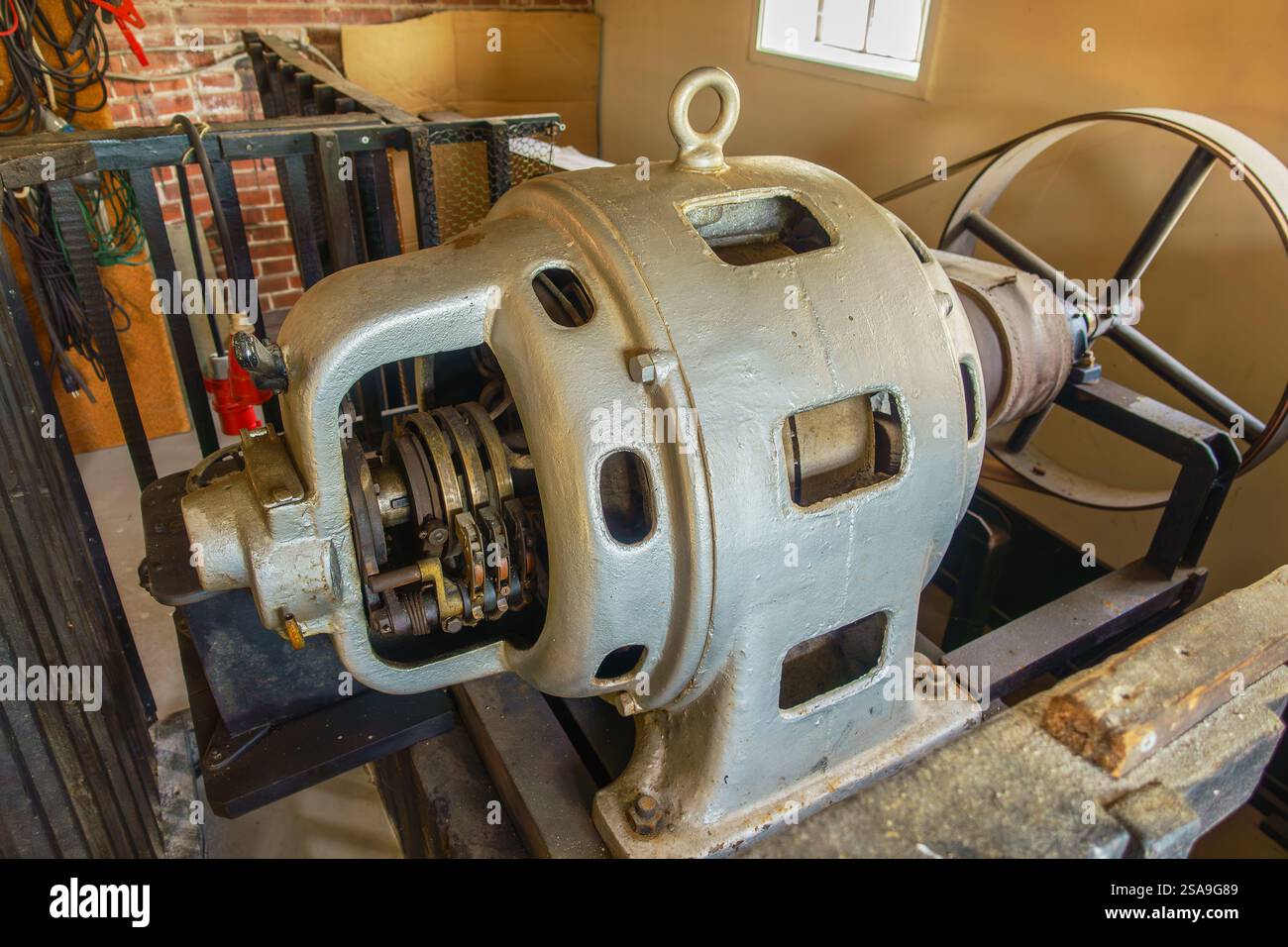 12. März 2022: Emmercompascuum, Niederlande: Ein historischer Elektromotor in Windmill Grenszicht, der als Hilfskraftverstärker genutzt wird, mit sichtbarer mechanischer Mechanik Stockfoto