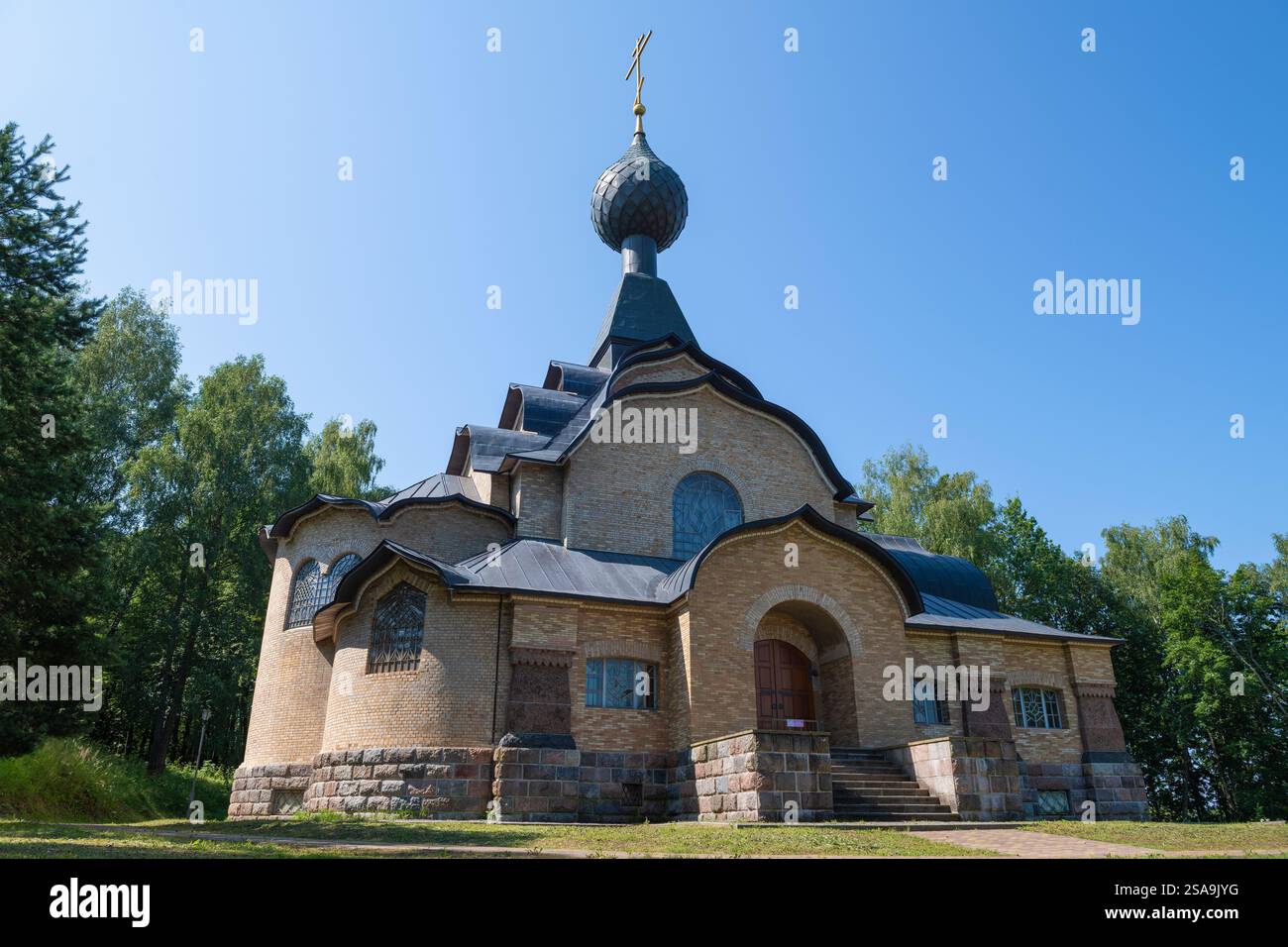 FLENOVO, RUSSLAND - 13. JULI 2024: Die alte Kirche des Heiligen Geistes an einem sonnigen Juli-Tag. Landgut-Museum von Flenovo, Smolensk Region Stockfoto