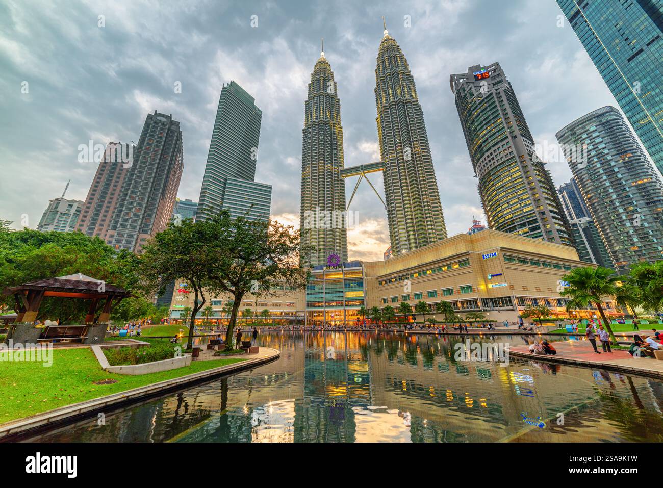 Die Petronas Twin Towers und Lake Symphony in Kuala Lumpur Stockfoto