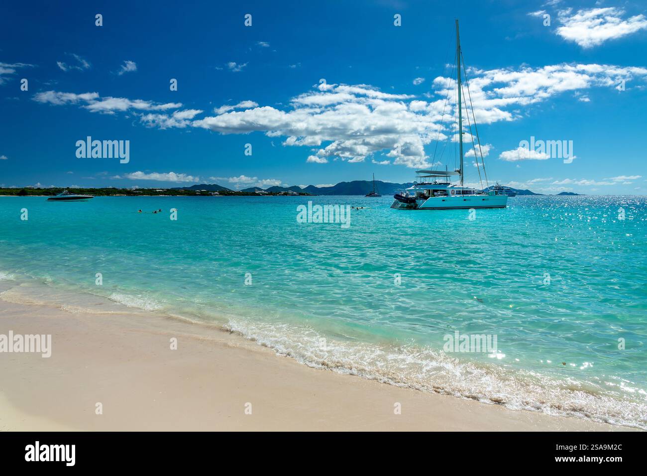 Segelboot in Randezvous Bay, Karibikstrand und Landschaft, Anguilla Island, British West Indies Stockfoto