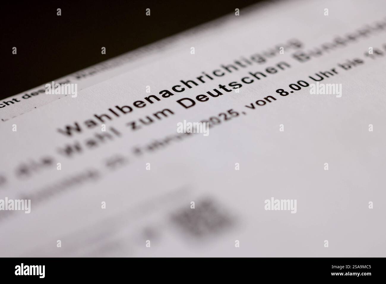 Bundestagswahl 2025. Eine Amtliche Wahlbenachrichtigung zur Bundestagswahl liegt auf einem Tisch. Bundestagswahl im Siegerland am 29.01.2025 in Siegen/Deutschland. *** Bundestagswahl 2025 eine offizielle Wahlmitteilung zur Bundestagswahl im Siegerland liegt am 29 01 2025 in Siegen auf dem Tisch Stockfoto