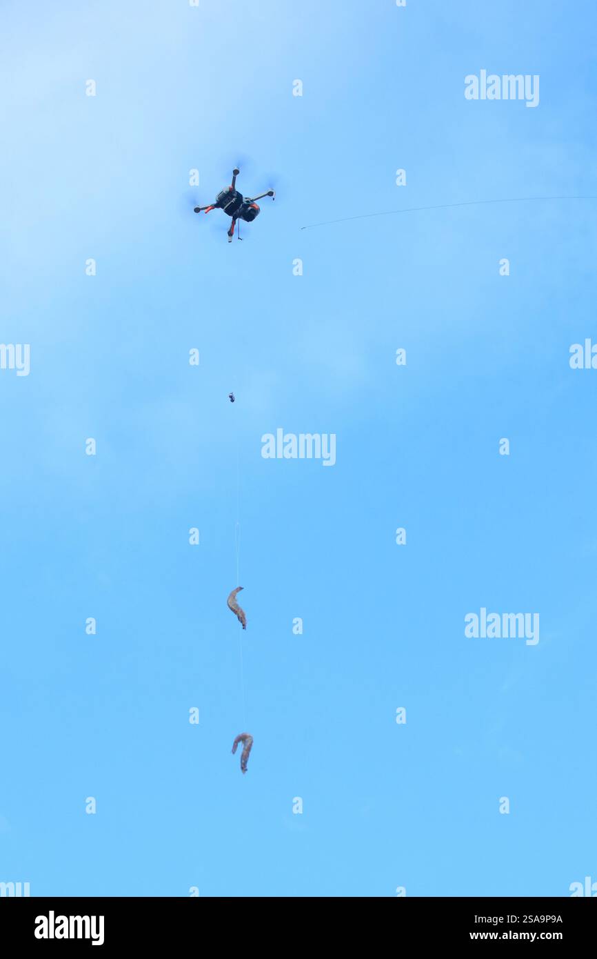 Eine kreative Art beim Angeln mit einer Drohne und einer Garnelenleine Stockfoto